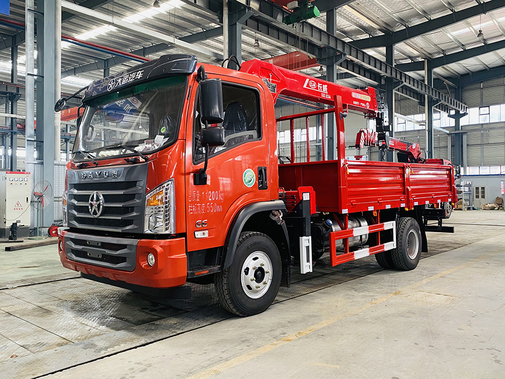 國六大運(yùn)小黃牌單橋長(zhǎng)威5噸四節(jié)直臂吊機(jī)隨車吊